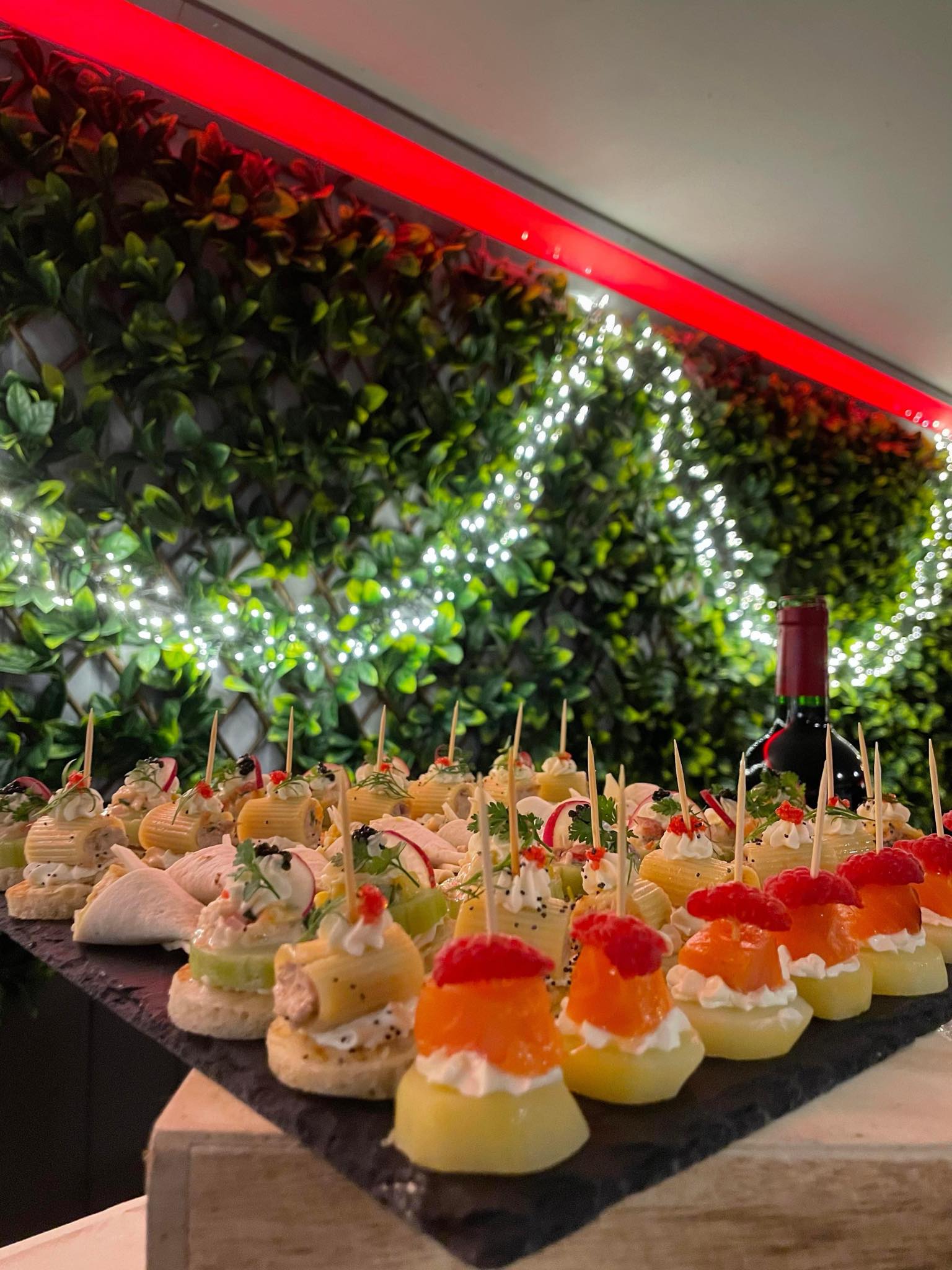 Assiette d'amuse-bouches variés et colorés
