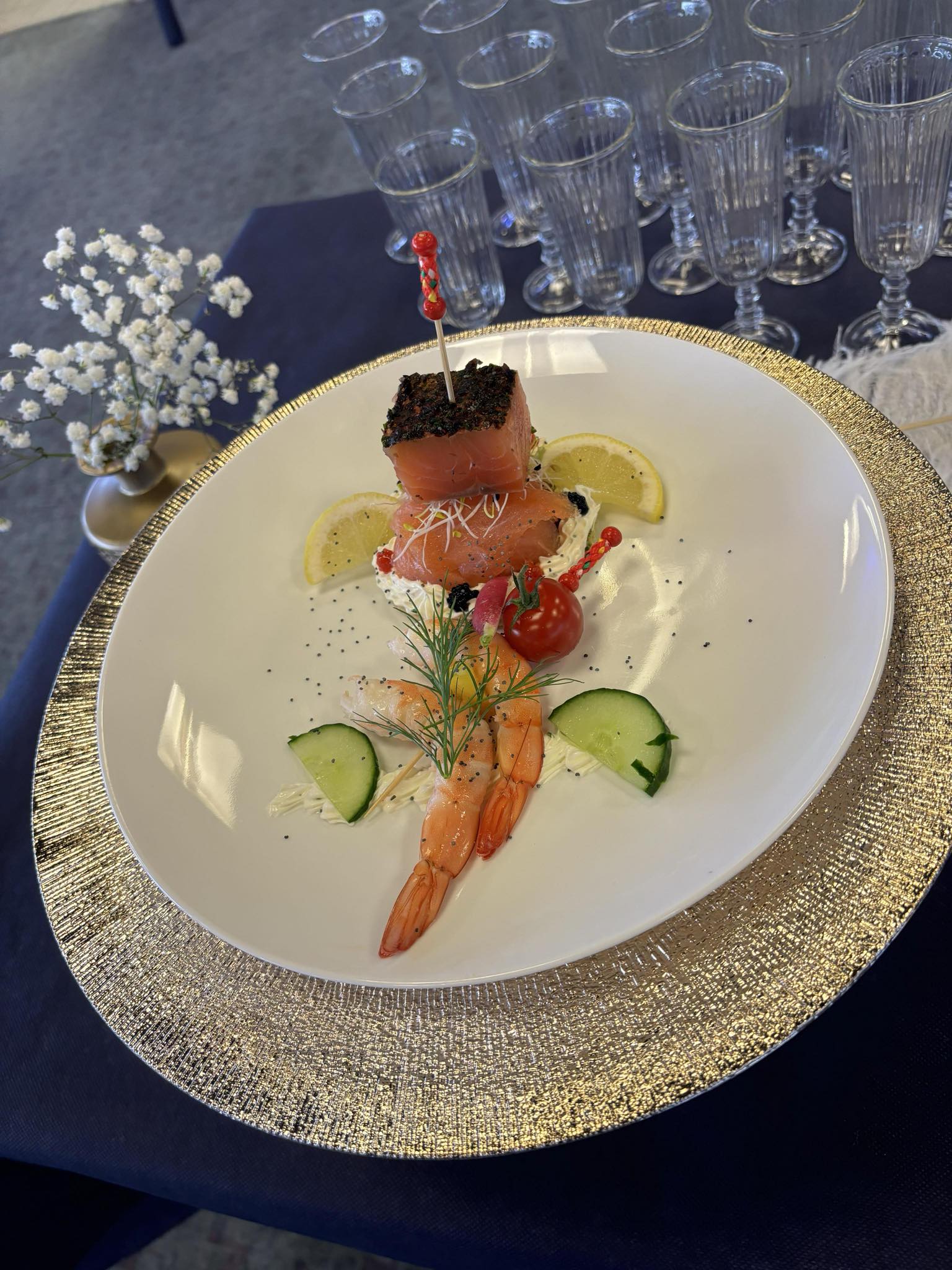 Finition d'une assiette avec sauce et garnitures