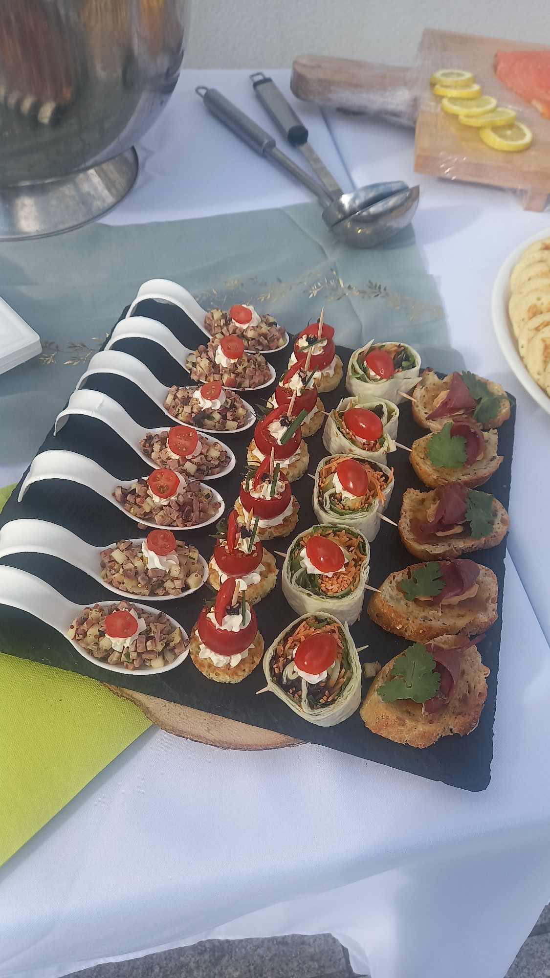 Verrines de dessert élégantes au chocolat et fruits