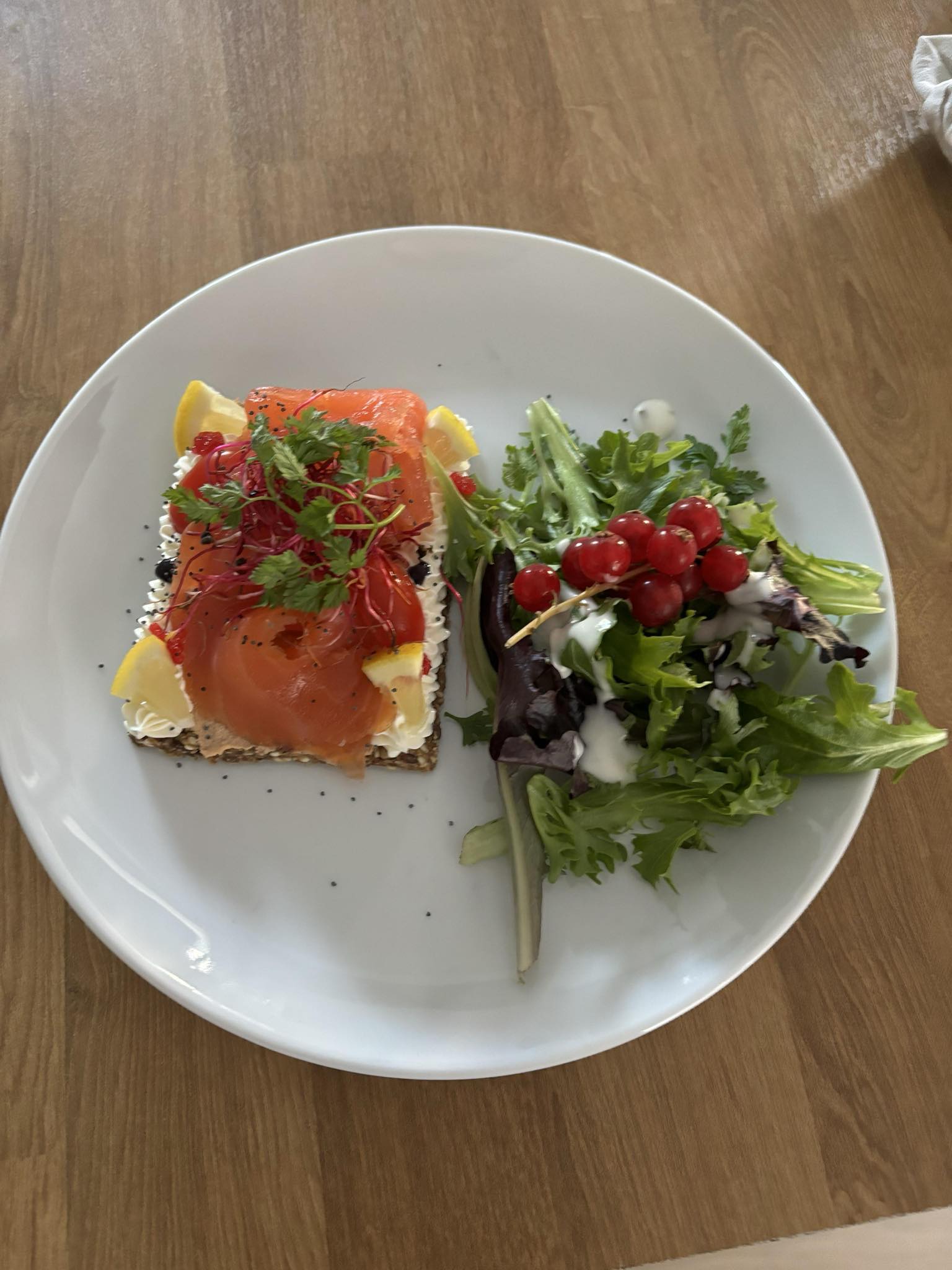 Chef présentant une planche d'amuse-bouches